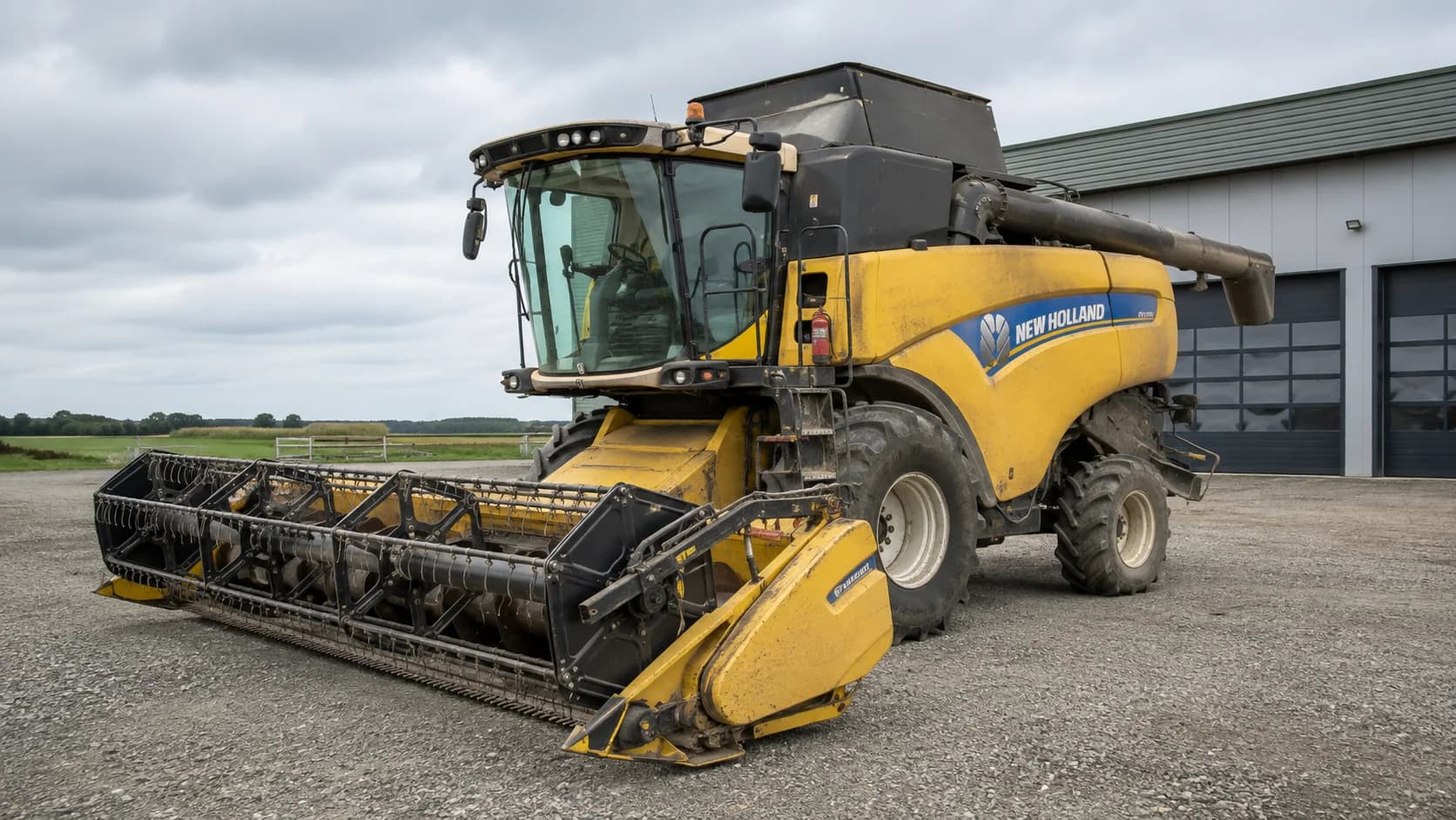 New Holland CX6.90 ikinci el biçerdöver, bahçede üç çeyrek önden görünüm